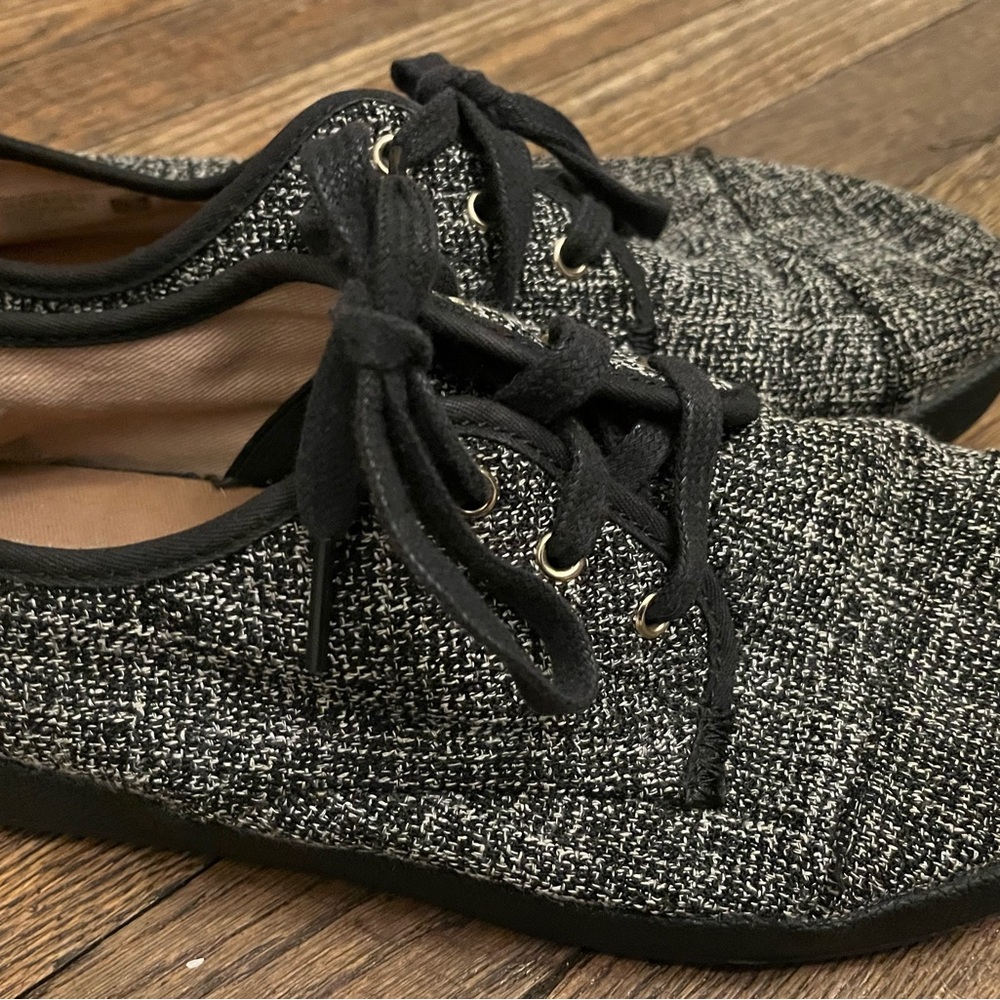 TOMS Black/White Paseo Tweed Lace Up Sneakers sz 7 Womens Casual Shoes